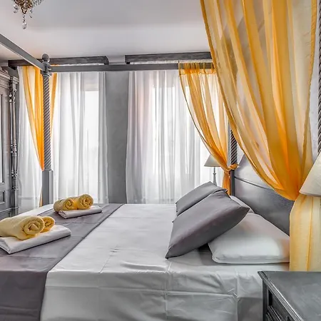 Eos Aurora Apartment